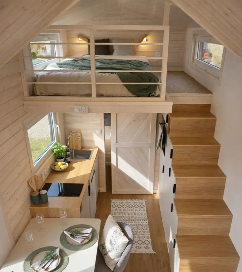 Mobile Jagdhütte Innenausstattung: Loft-Schlafzimmer, Küche und Esstisch